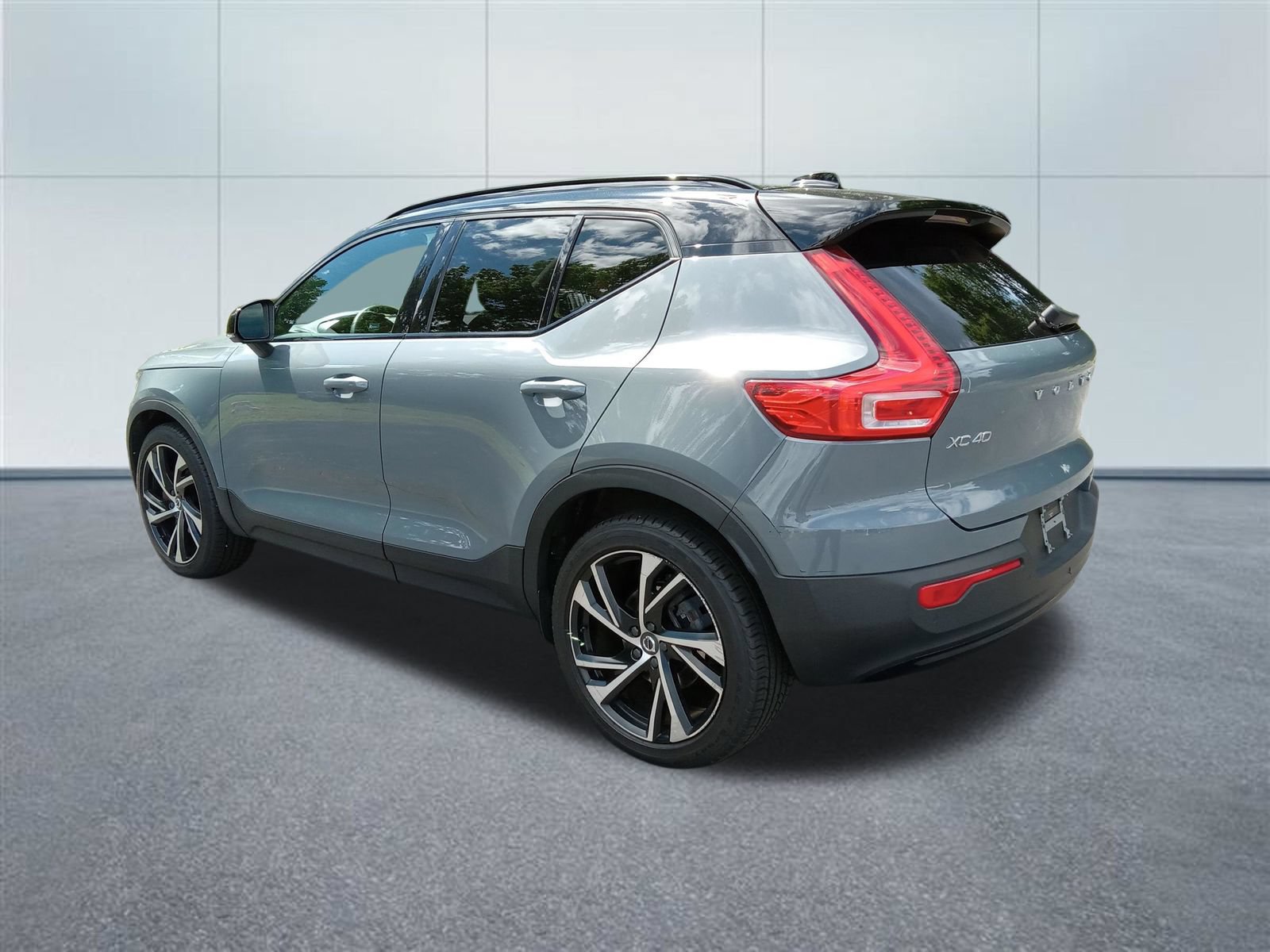 Used 2022 Volvo XC40 T5 R-Design w/ Climate Package AWD/4WD image 3