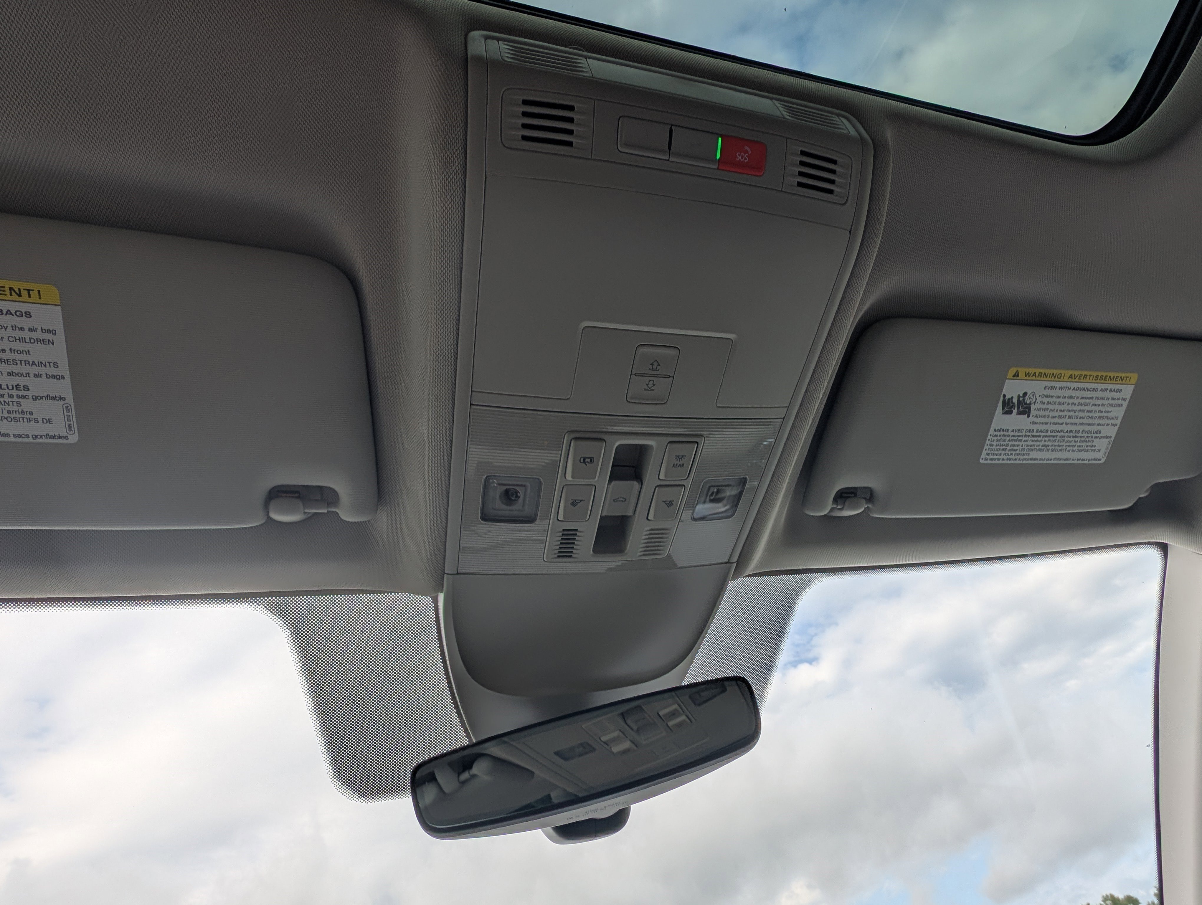 Used 2025 Volkswagen Taos SE w/ Panoramic Sunroof Package FWD image 30