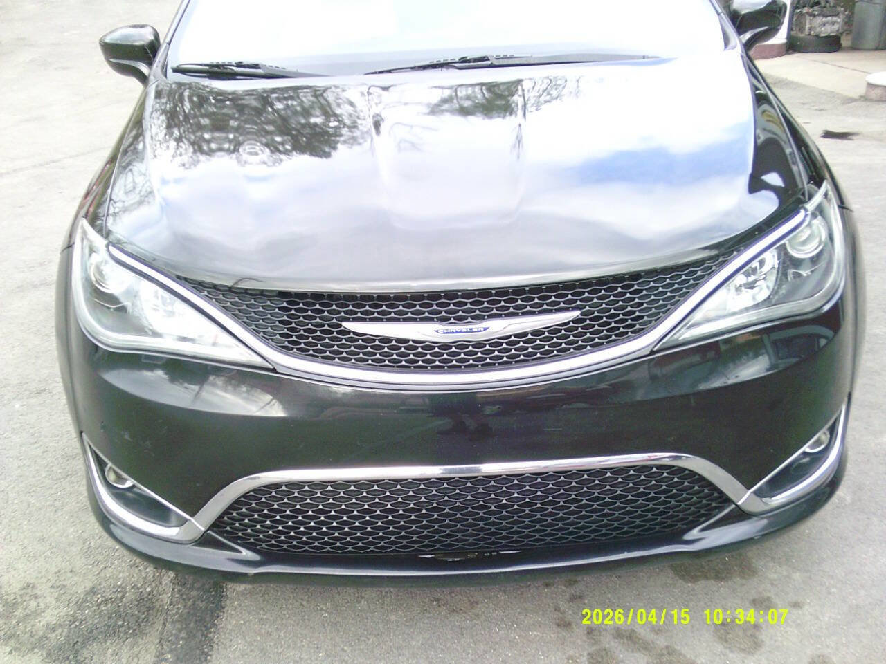 Used 2017 Chrysler Pacifica Touring-L FWD image 2