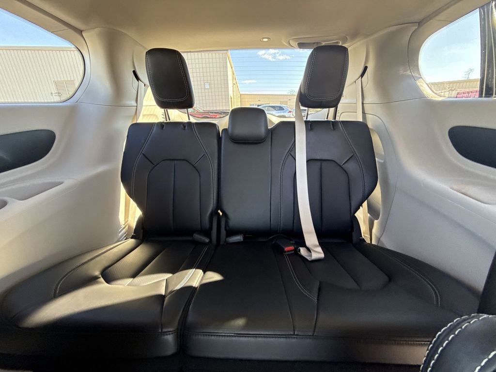 Used 2024 Chrysler Pacifica Touring-L image 21
