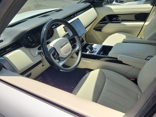 Used 2025 Land Rover Range Rover SE AWD/4WD image 3