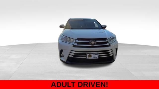 Used 2017 Toyota Highlander XLE image 3