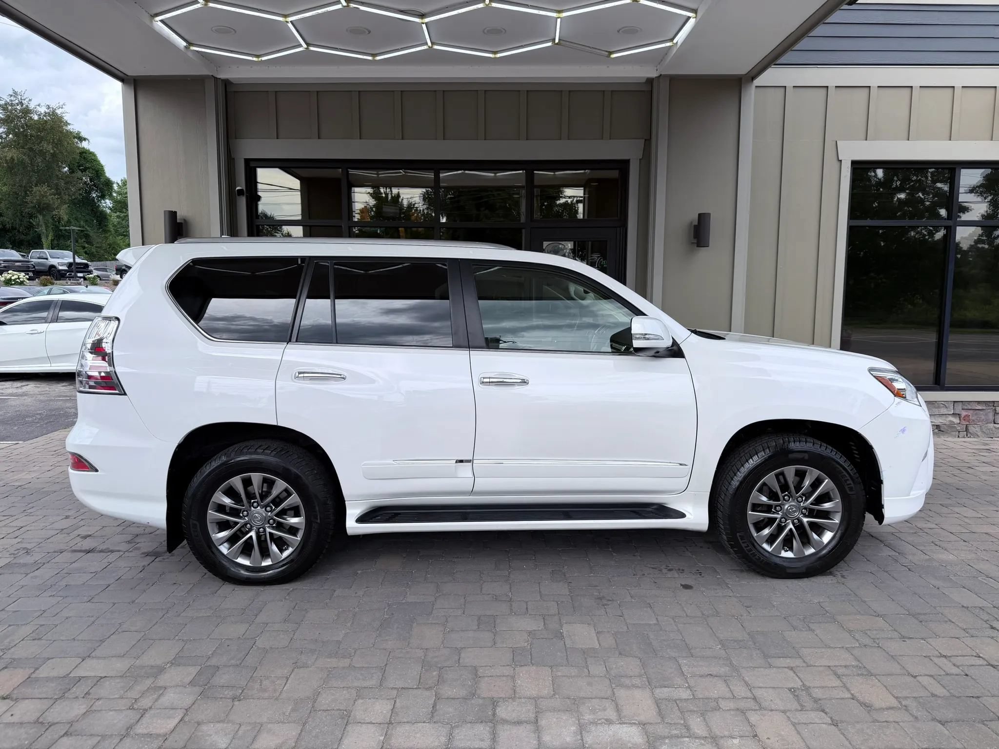 Used 2017 Lexus GX 460 Luxury AWD/4WD image 3