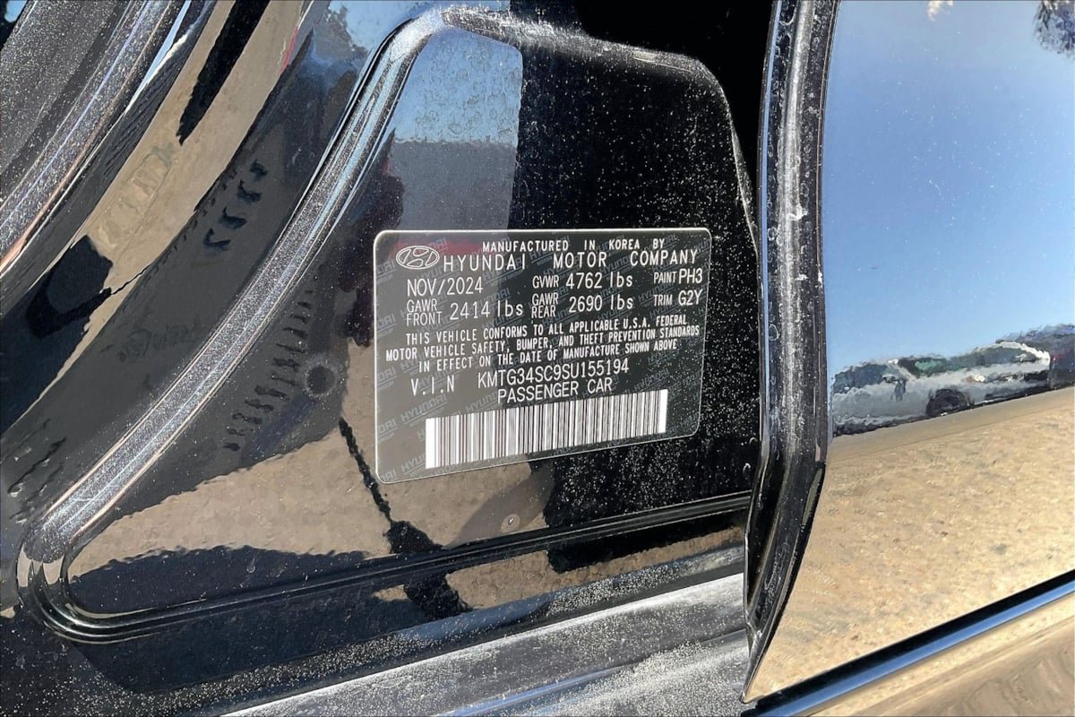 Used 2025 Genesis G70 2.5T RWD image 31
