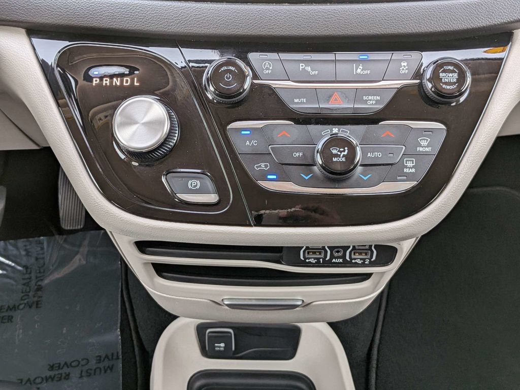 Used 2024 Chrysler Pacifica Touring-L FWD image 19
