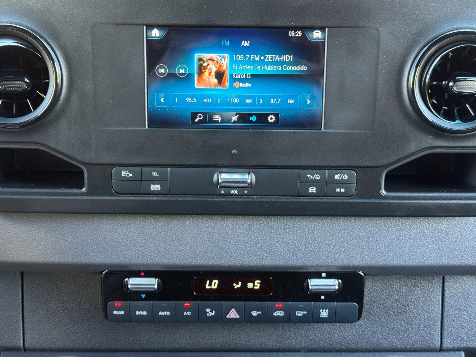 Used 2024 Mercedes-Benz Sprinter 2500 image 23