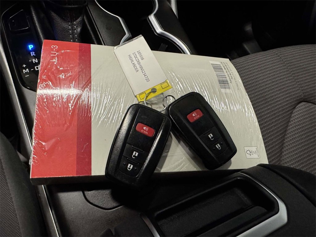 Used 2022 Toyota Highlander L image 30