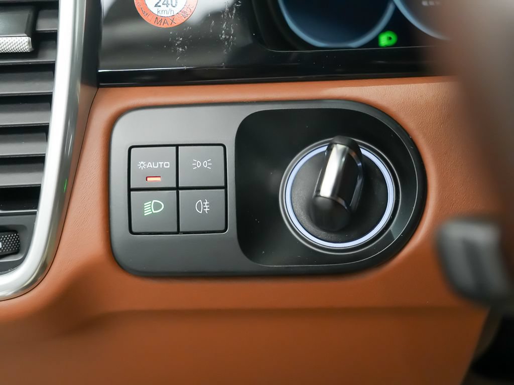 Certified 2022 Porsche Cayenne E-Hybrid AWD/4WD image 24