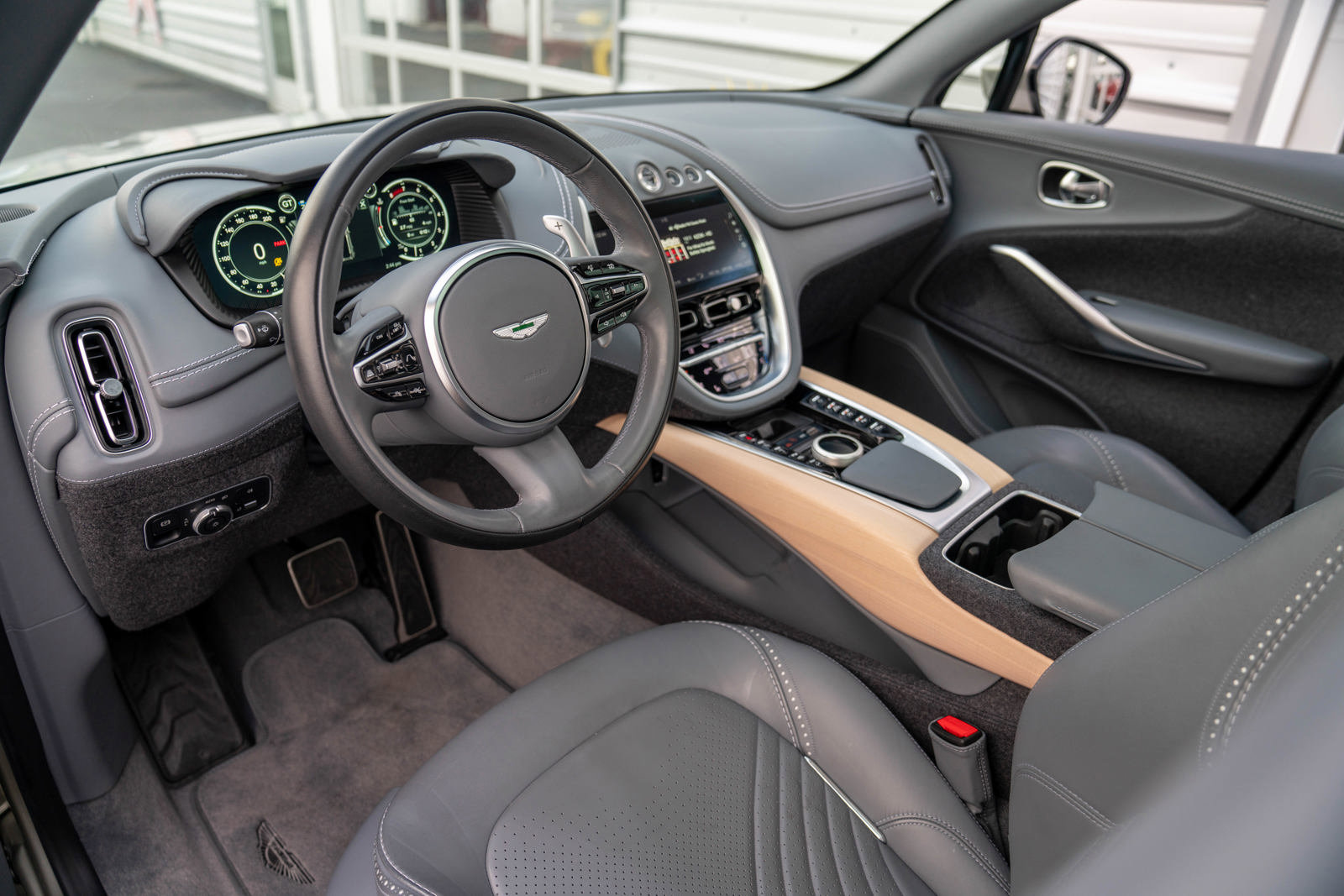 Used 2021 Aston Martin DBX image 3