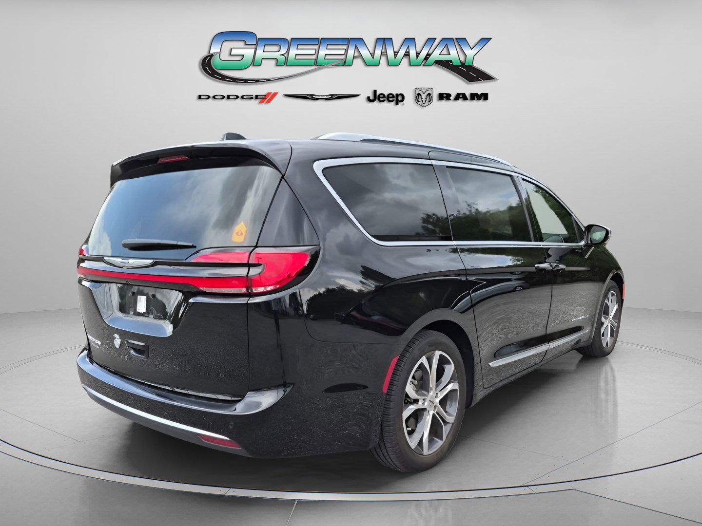 Used 2024 Chrysler Pacifica Pinnacle FWD image 3