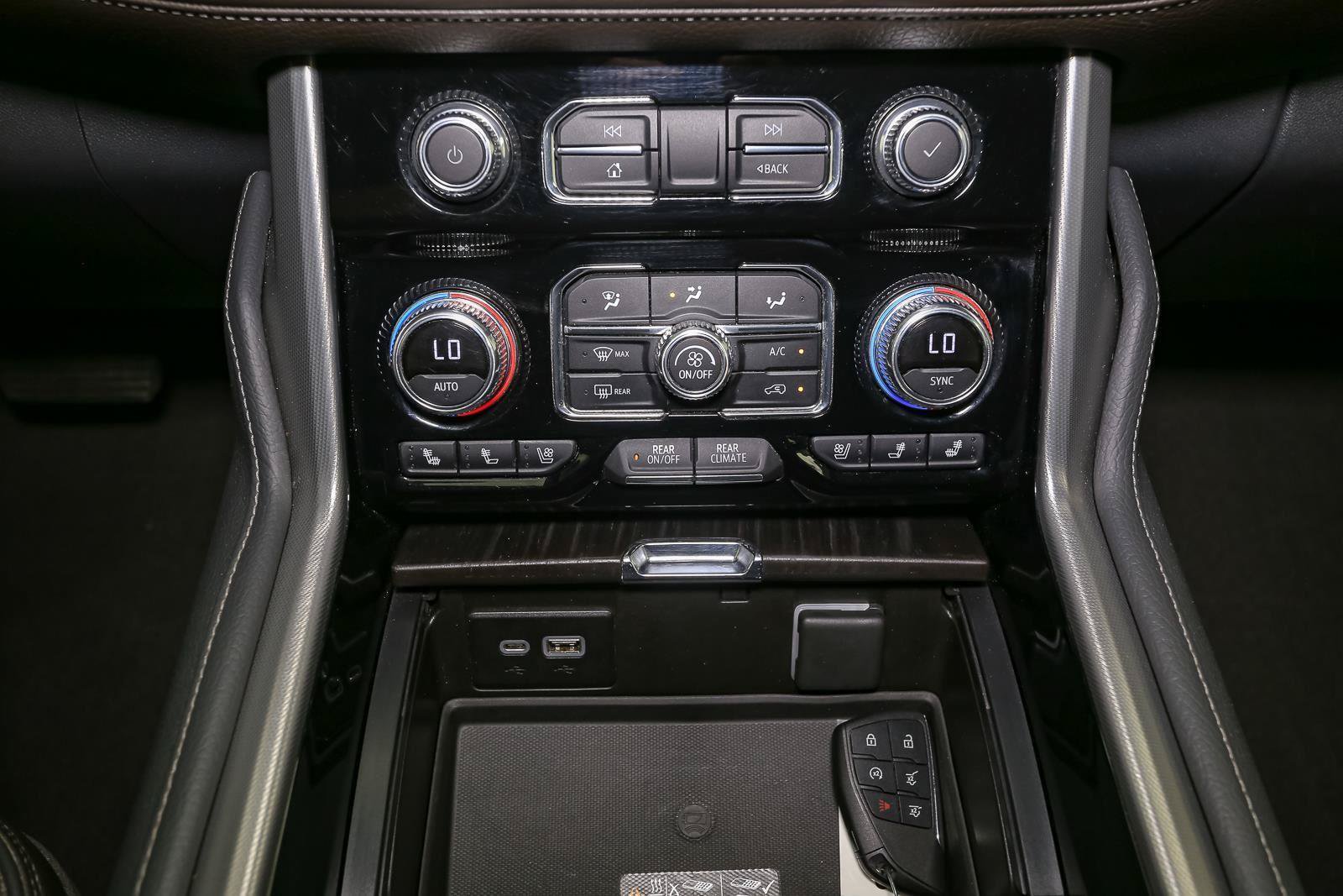 Used 2022 GMC Yukon Denali w/ Denali Premium Package AWD/4WD image 39