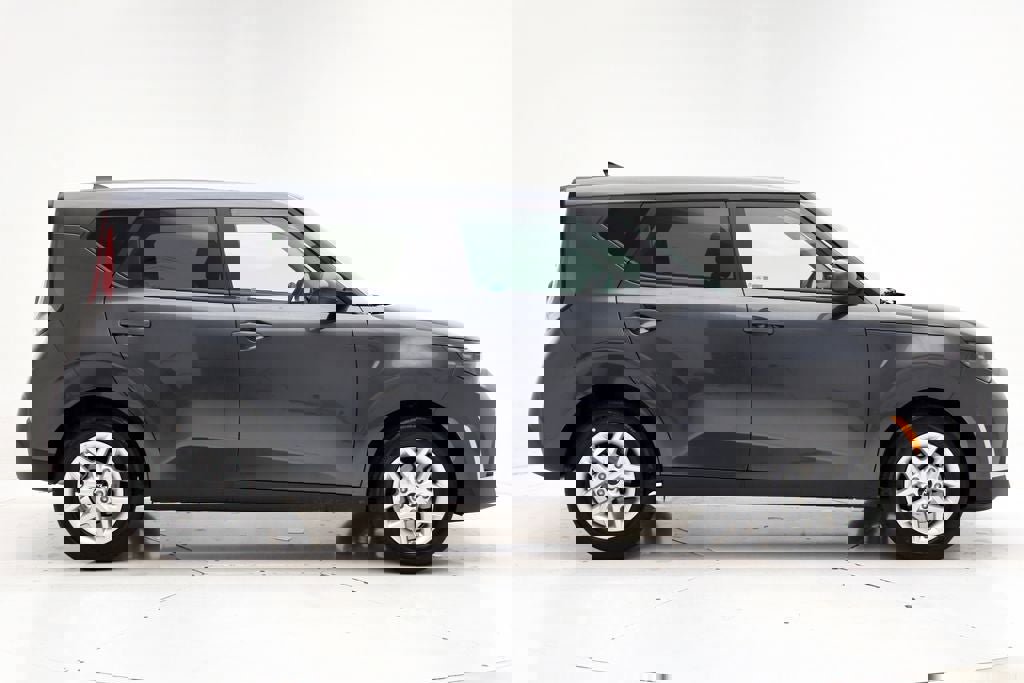 Used 2025 Kia Soul LX image 3