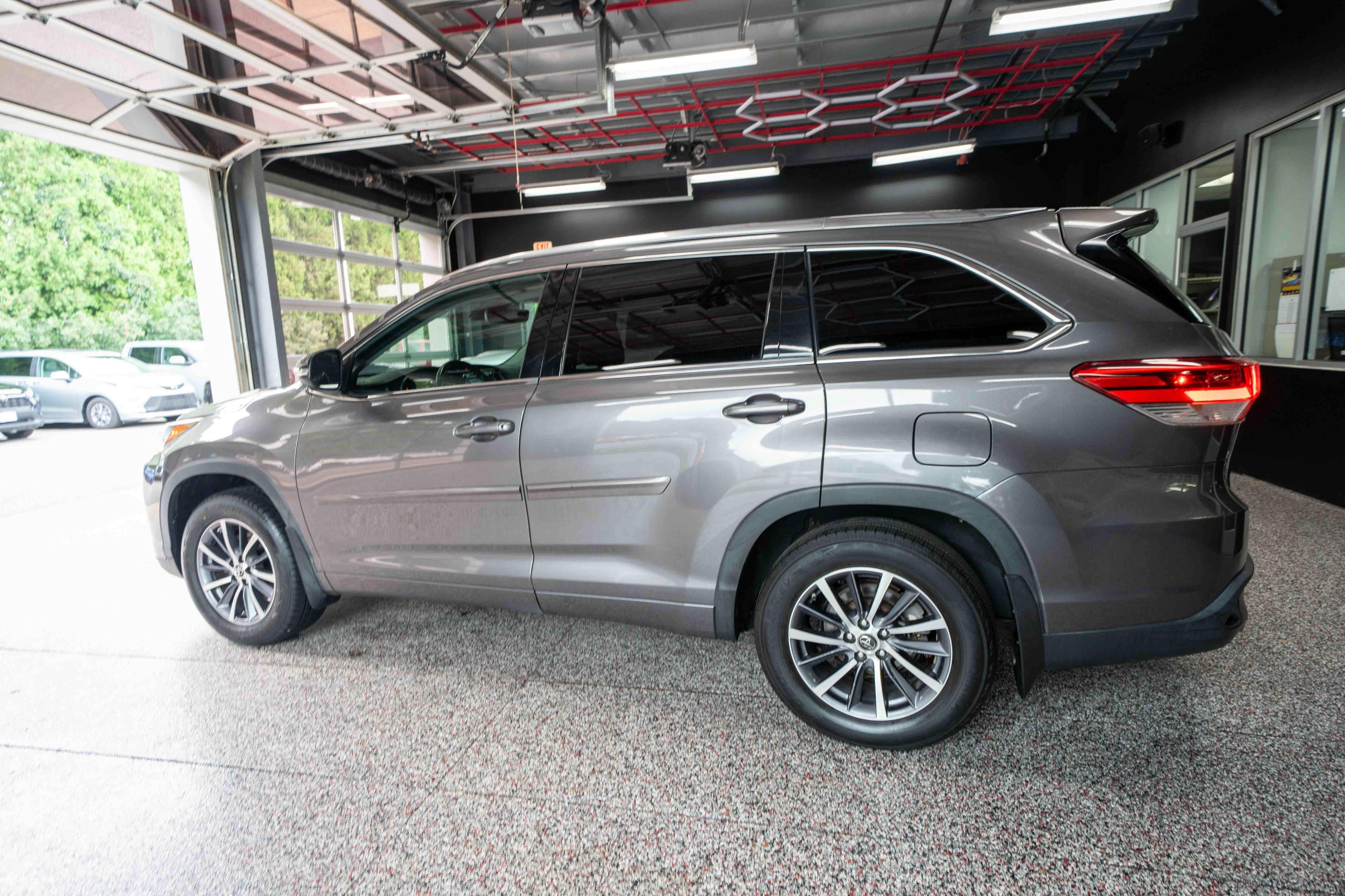 Used 2017 Toyota Highlander XLE AWD/4WD image 2