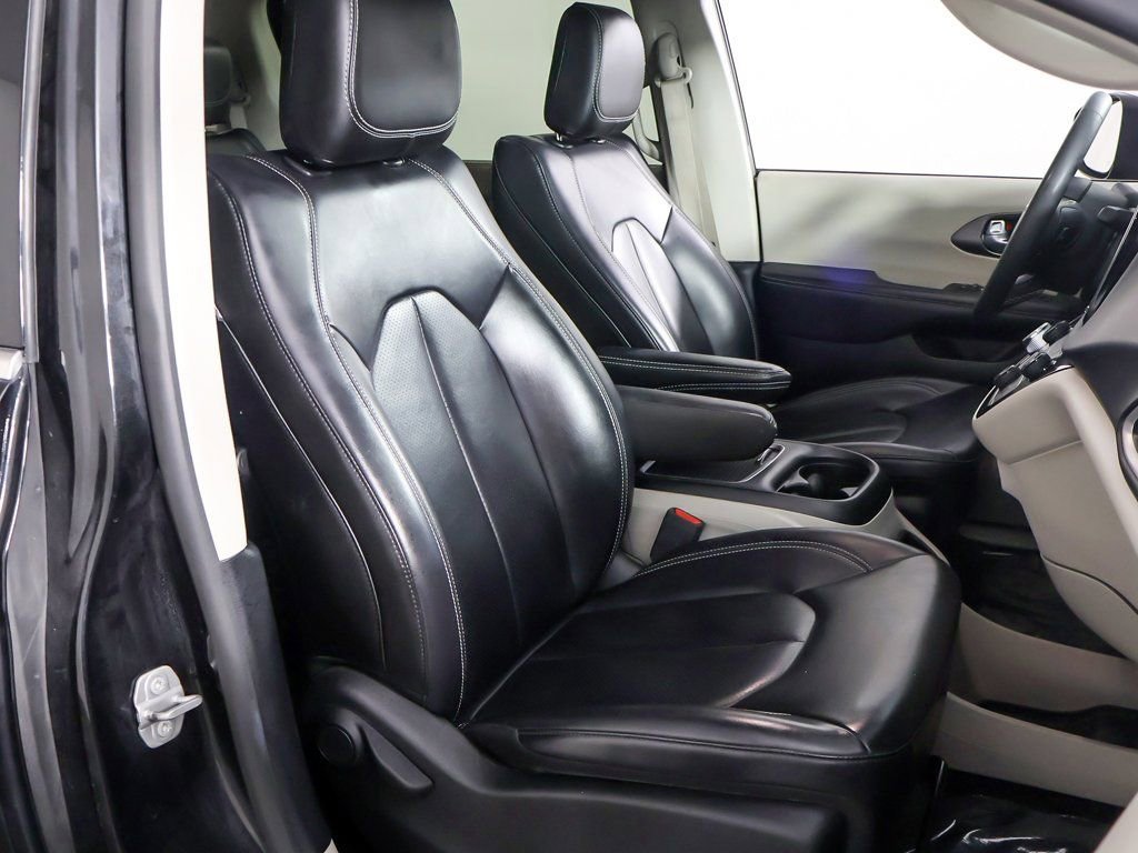 Used 2023 Chrysler Pacifica Touring-L image 28