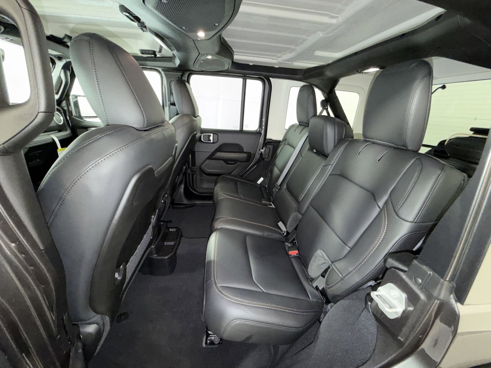 Used 2025 Jeep Wrangler Sahara image 24