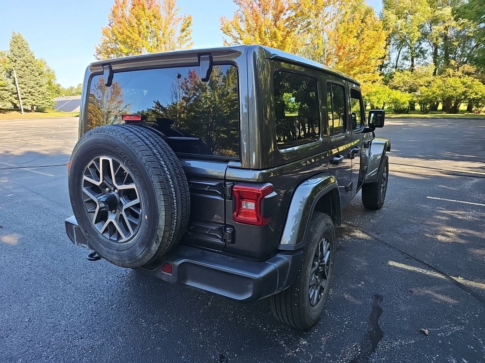 Used 2025 Jeep Wrangler Unlimited Sahara AWD/4WD image 6