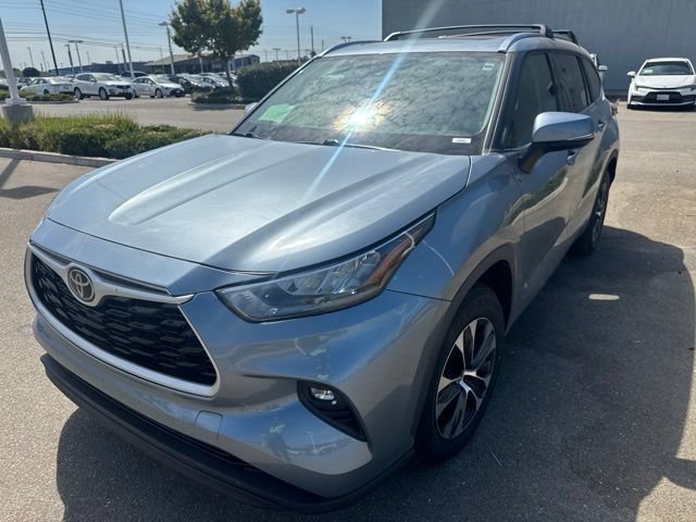 Used 2020 Toyota Highlander XLE FWD image 2