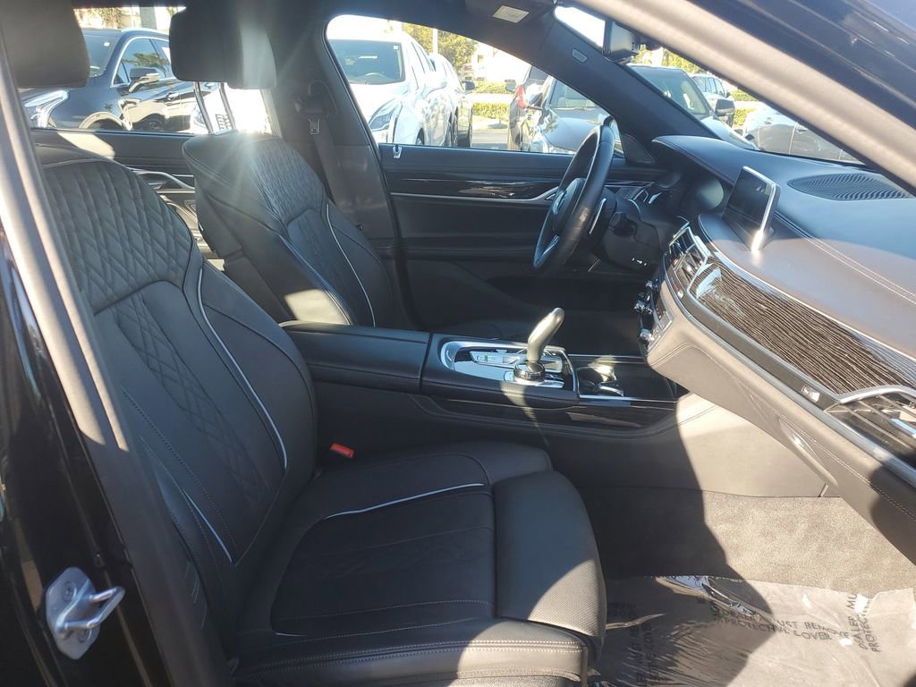 Used 2022 BMW 750i xDrive w/ Executive Package image 21