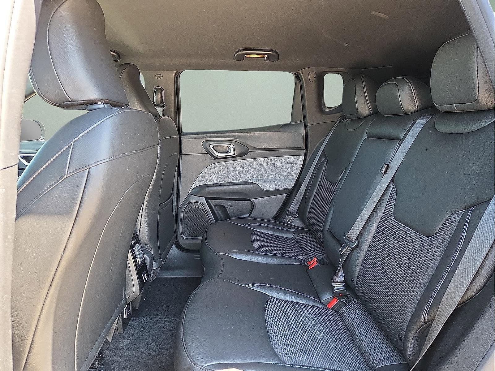 Used 2025 Jeep Compass Latitude AWD/4WD image 10