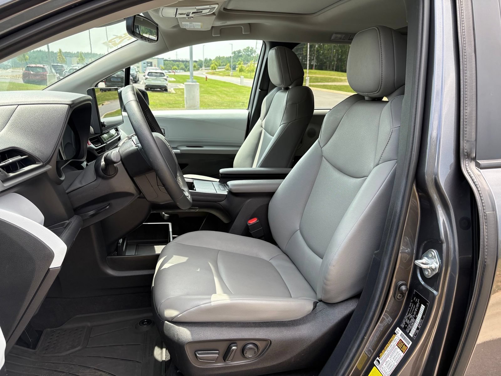 Used 2025 Toyota Sienna XLE FWD image 27