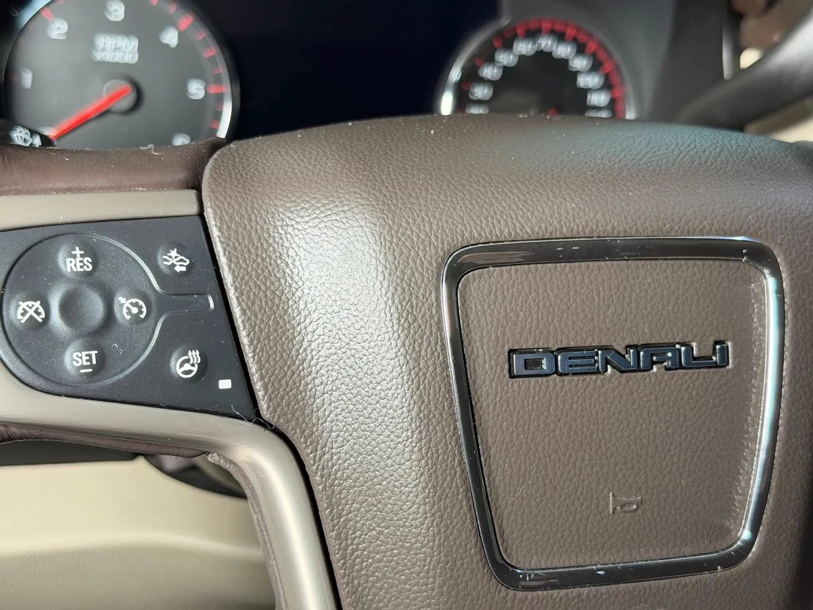 Used 2015 GMC Yukon Denali w/ Premium Package AWD/4WD image 36