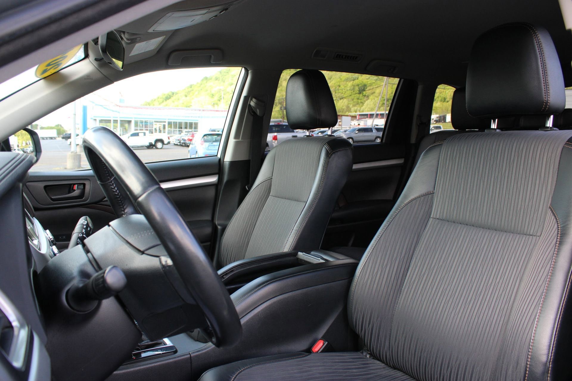 Used 2018 Toyota Highlander Plus w/ Carpet Mat Package (TMS) AWD/4WD image 14