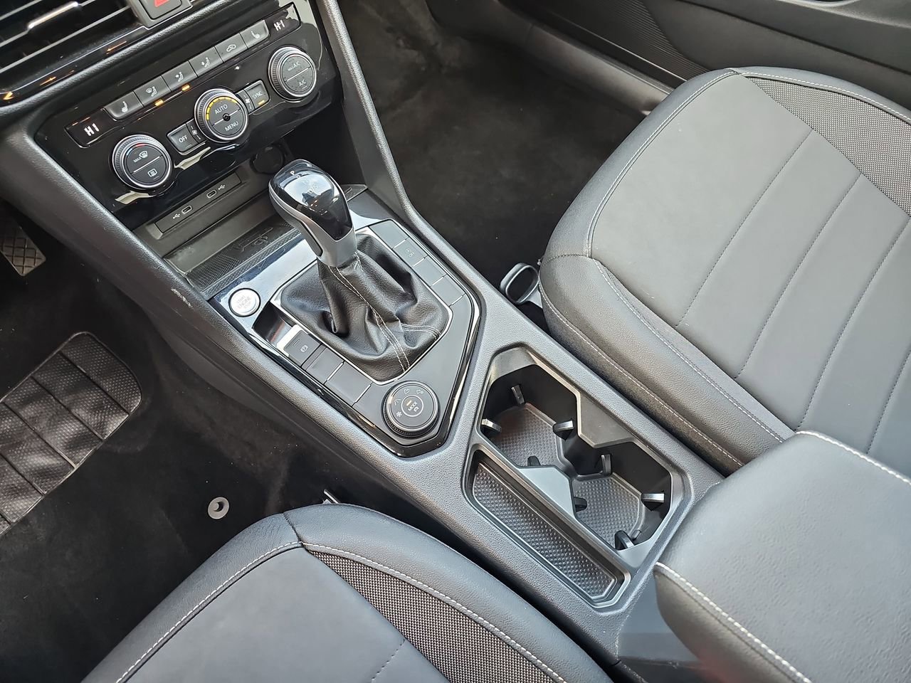 Used 2024 Volkswagen Taos SE image 29