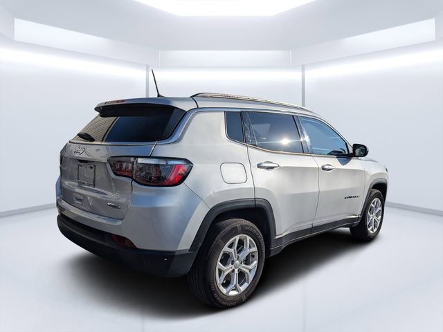 Used 2024 Jeep Compass Latitude image 3