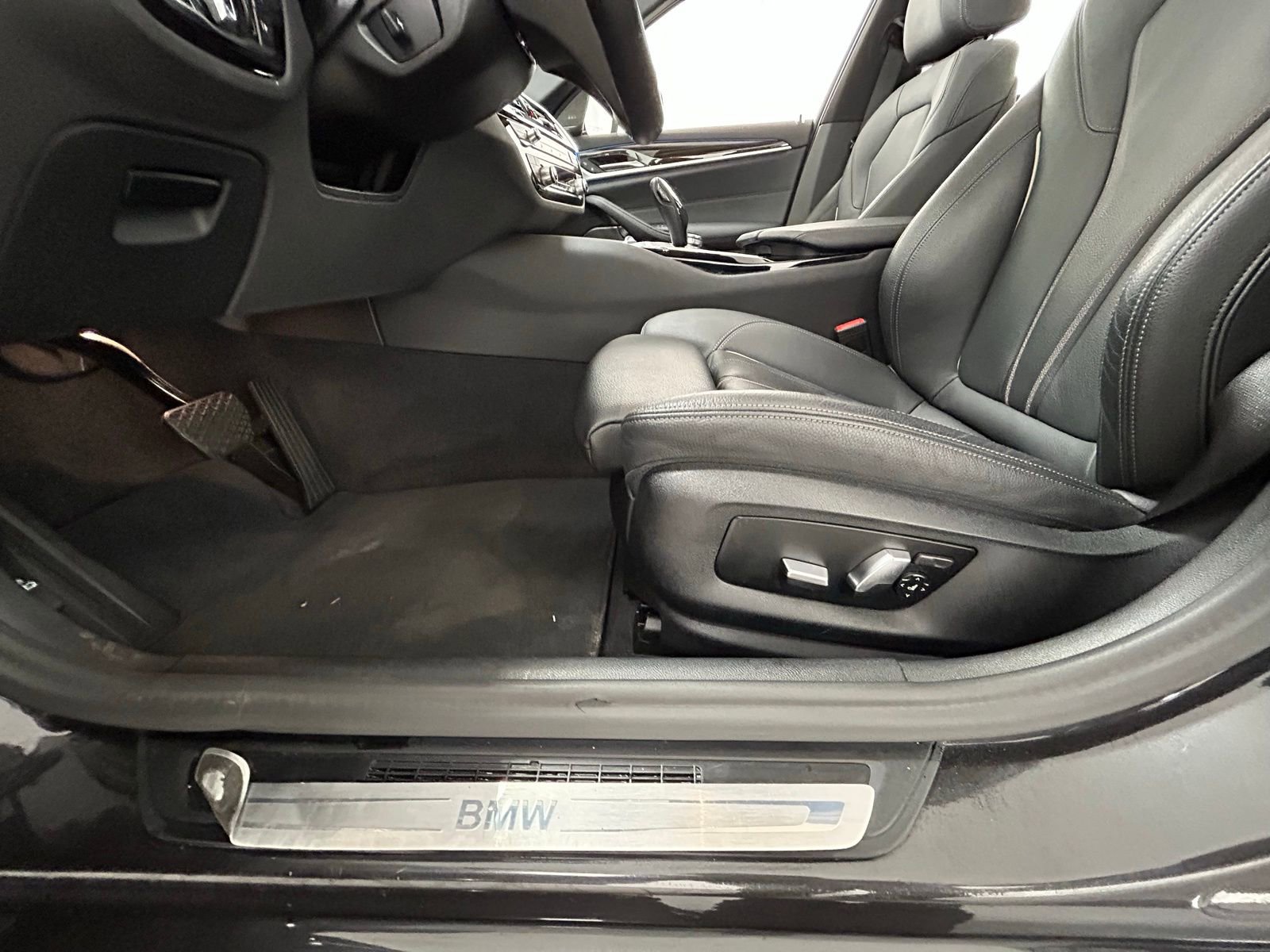 Used 2023 BMW 530e xDrive w/ Executive Package image 32