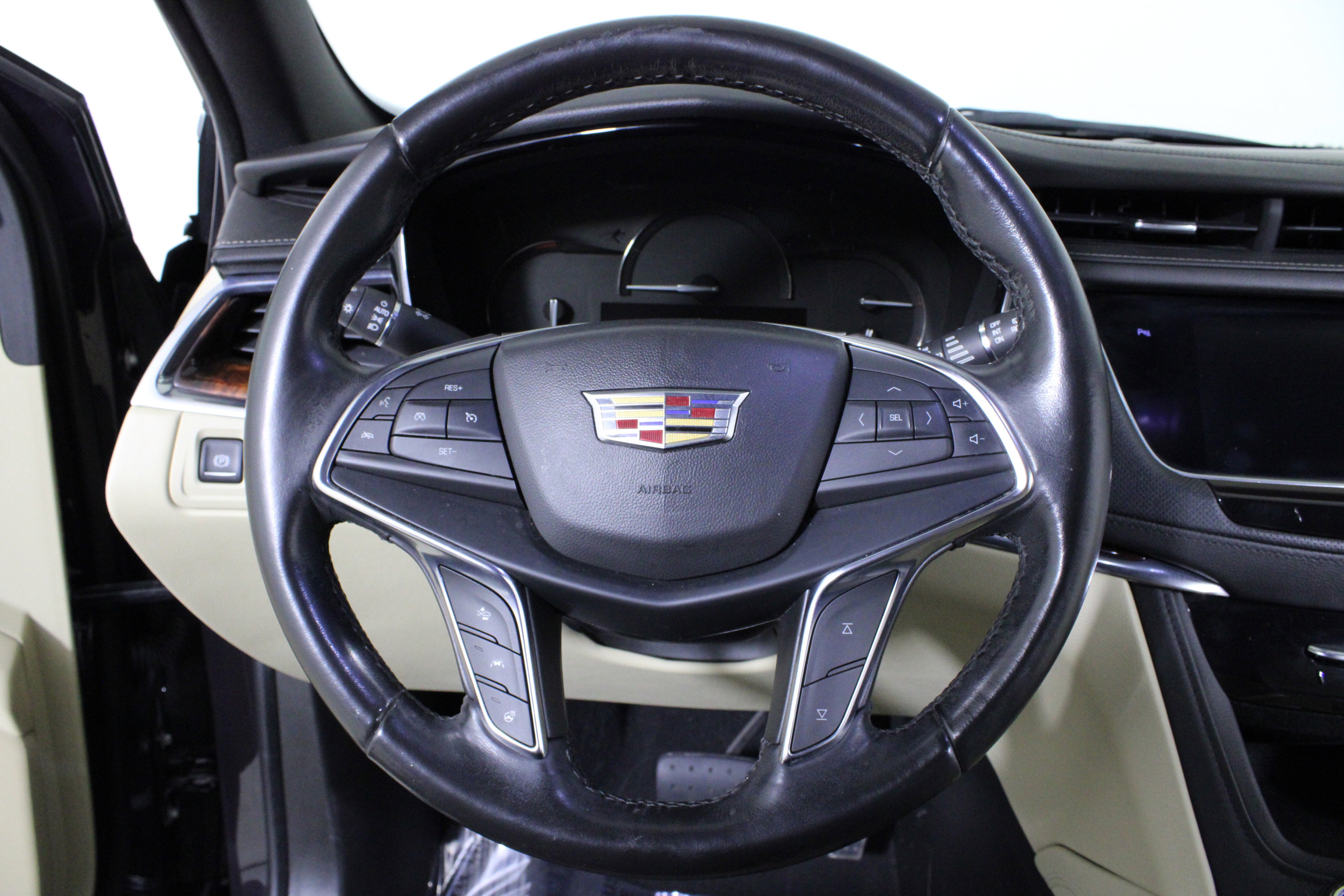 Used 2018 Cadillac XT5 Luxury w/ Driver Awareness Package image 23