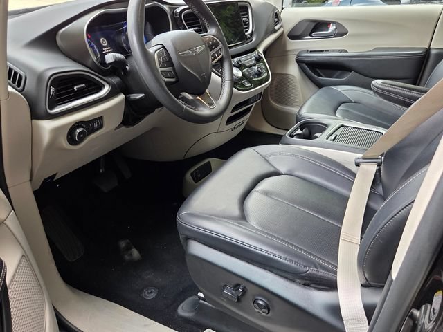 Used 2024 Chrysler Pacifica Touring-L FWD image 9