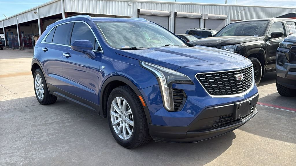 Used 2023 Cadillac XT4 Luxury w/ Cold Weather Package image 2