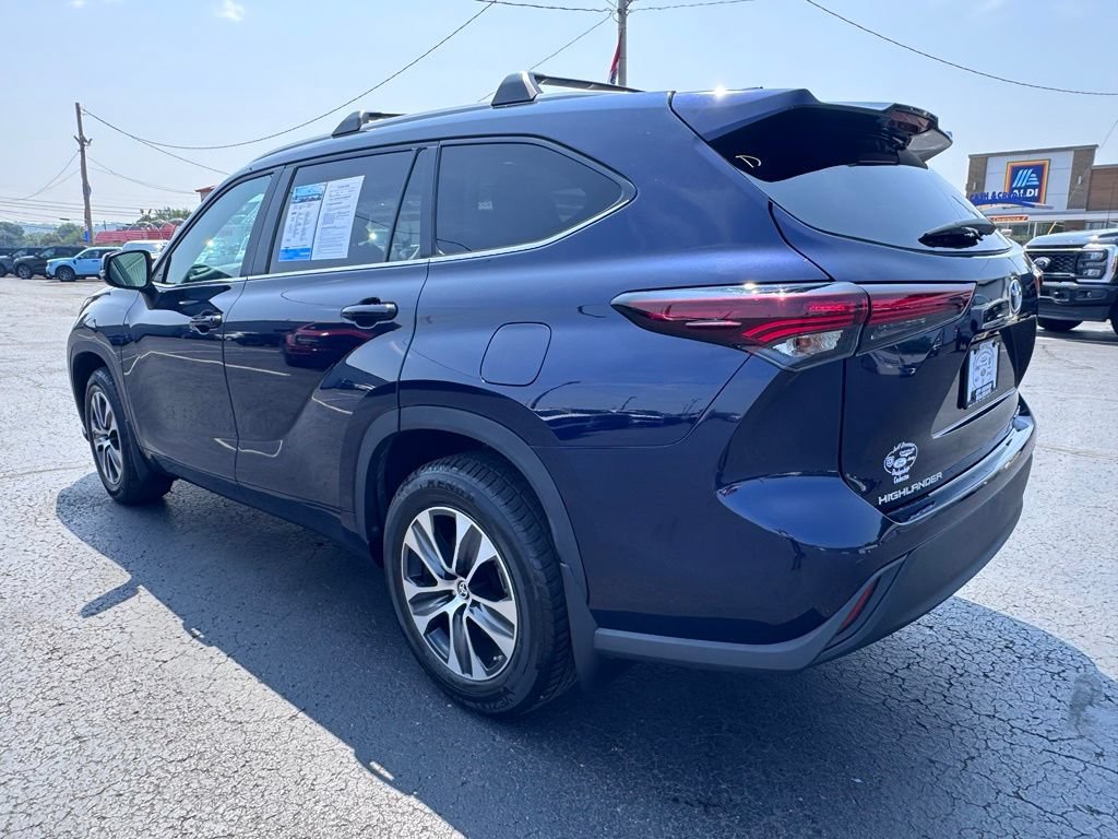 Used 2024 Toyota Highlander XLE AWD/4WD image 4