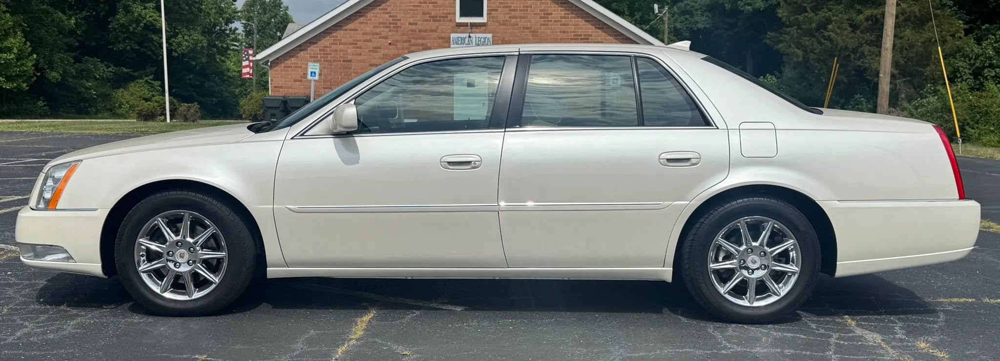 Used 2011 Cadillac DTS Luxury FWD image 4