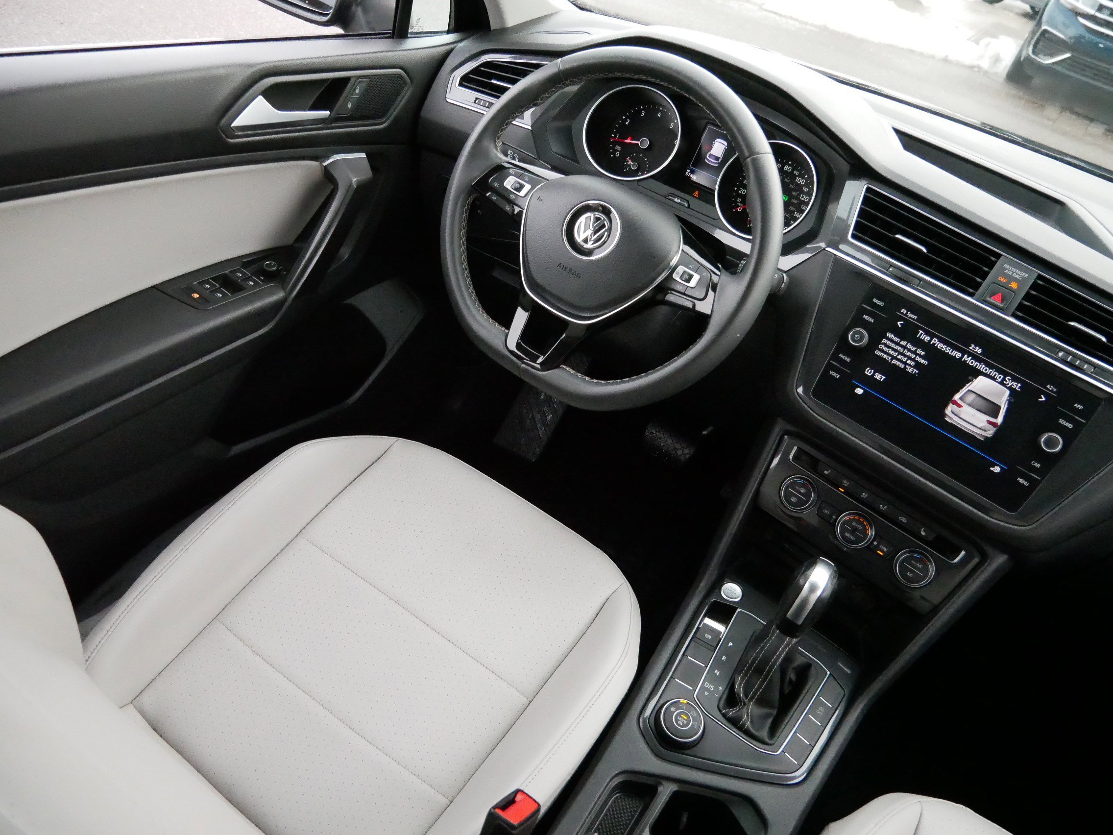 Used 2021 Volkswagen Tiguan SE w/ Panoramic Sunroof Package image 9