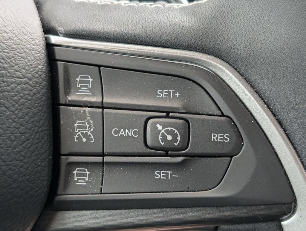 Used 2025 Jeep Grand Cherokee Altitude RWD image 22