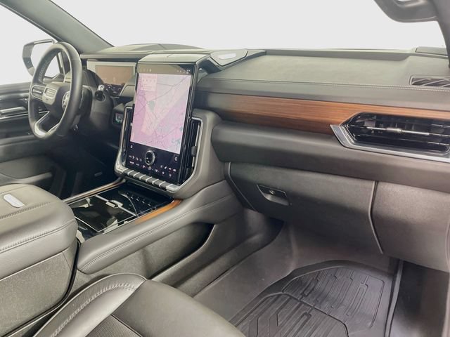 Used 2025 GMC Yukon Denali AWD/4WD image 32