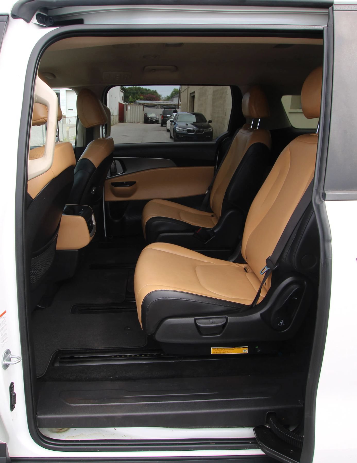Used 2023 Kia Carnival LX FWD image 11