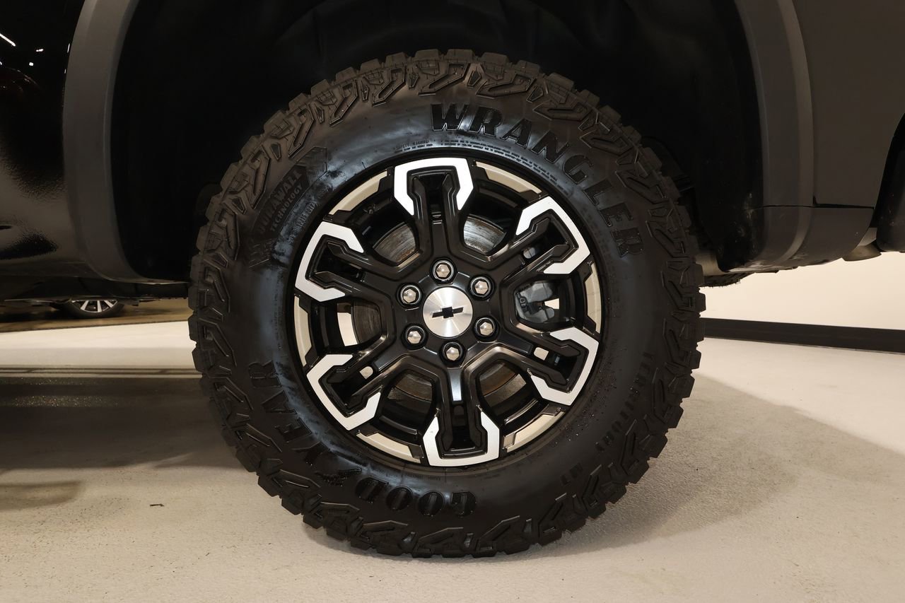 Used 2025 Chevrolet Silverado 1500 ZR2 w/ Technology Package image 36