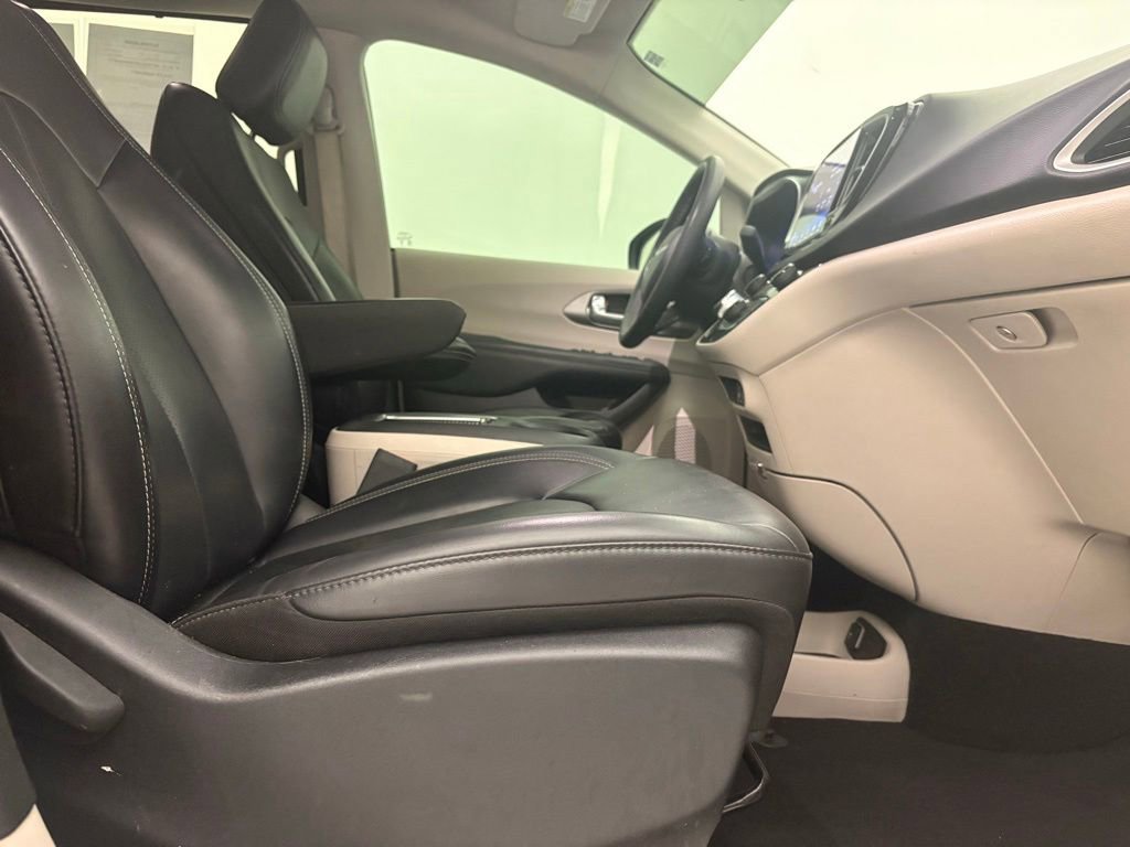 Used 2023 Chrysler Pacifica Touring-L FWD image 37