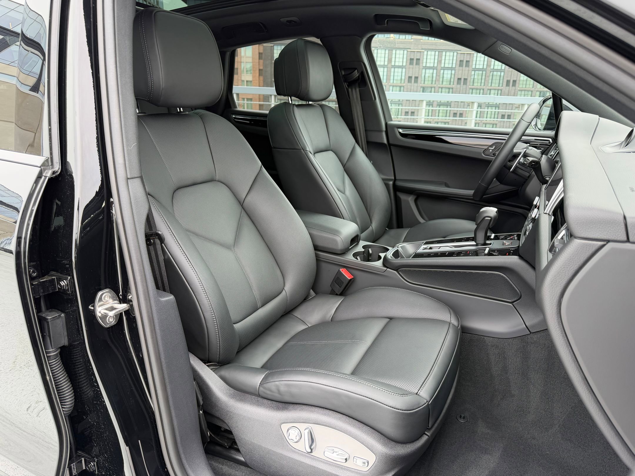 Certified 2026 Porsche Macan AWD/4WD image 14