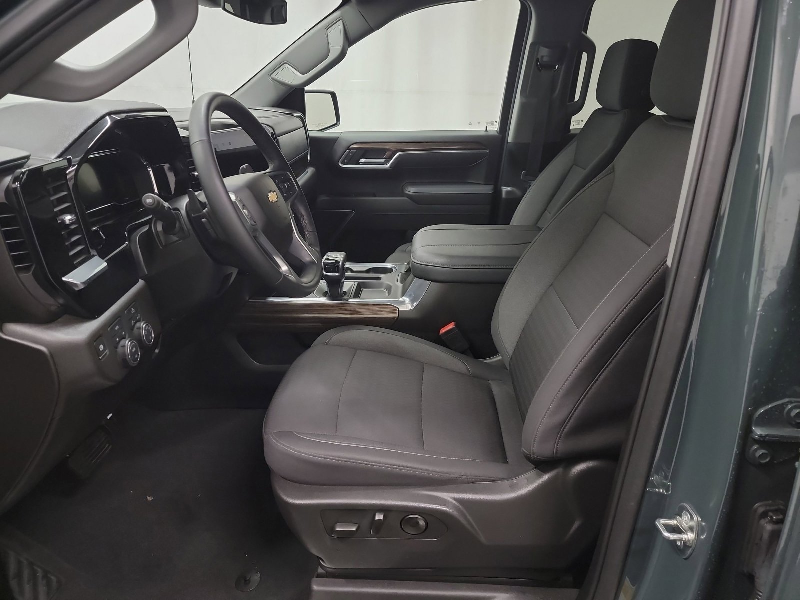 Used 2025 Chevrolet Silverado 1500 LT w/ Convenience Package II image 12