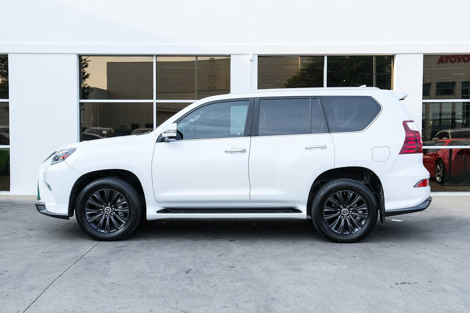 Used 2022 Lexus GX 460 Luxury w/ Sport Design Package AWD/4WD image 16