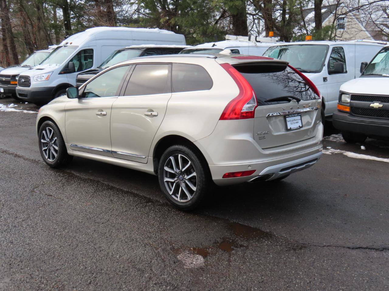 Used 2017 Volvo XC60 T6 Dynamic w/ Advanced Package image 3