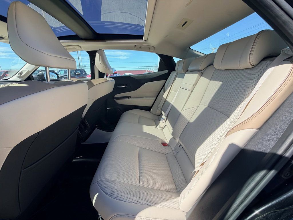 Used 2023 Toyota Crown Limited image 24