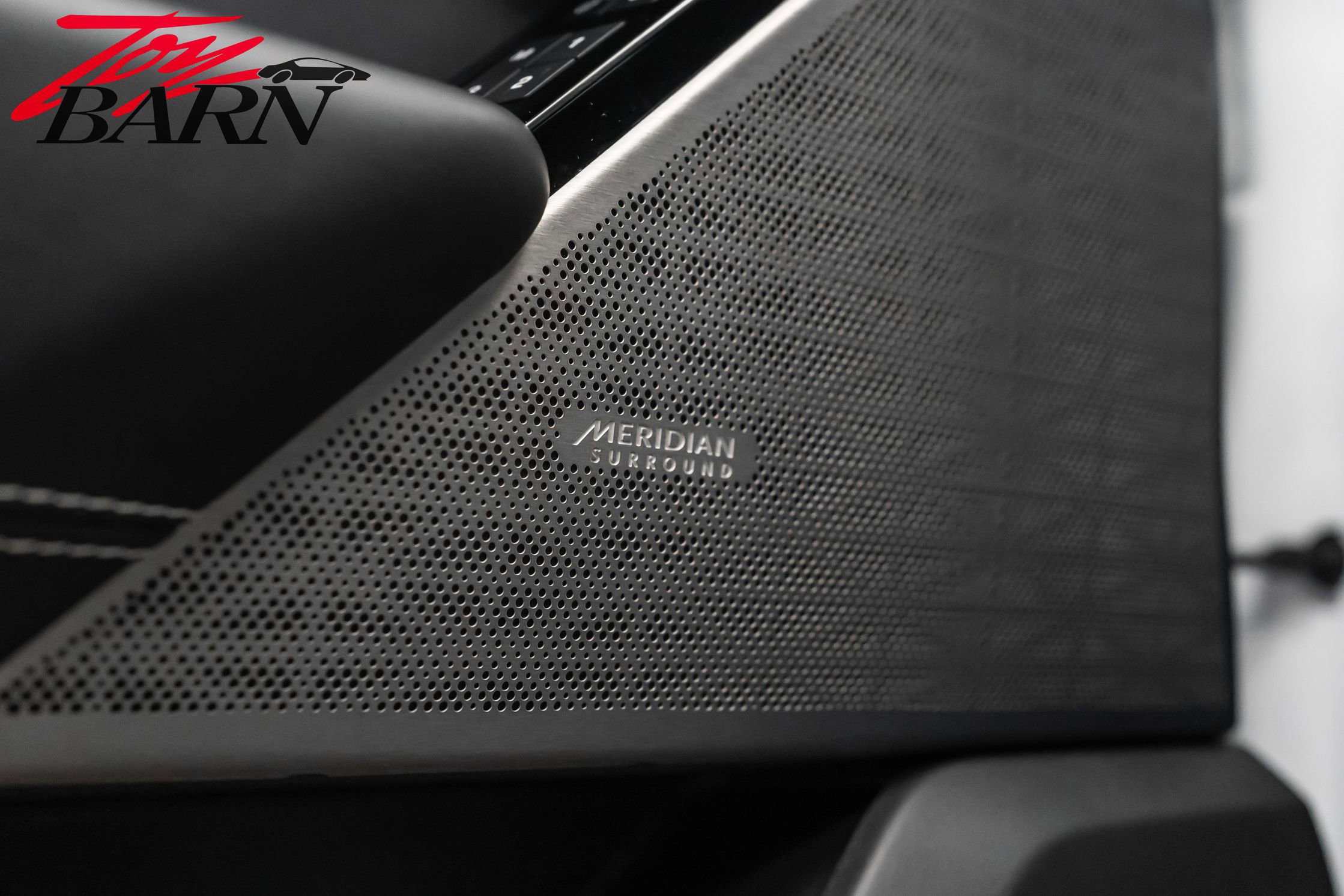 Used 2018 Land Rover Range Rover Velar R-Dynamic HSE image 24