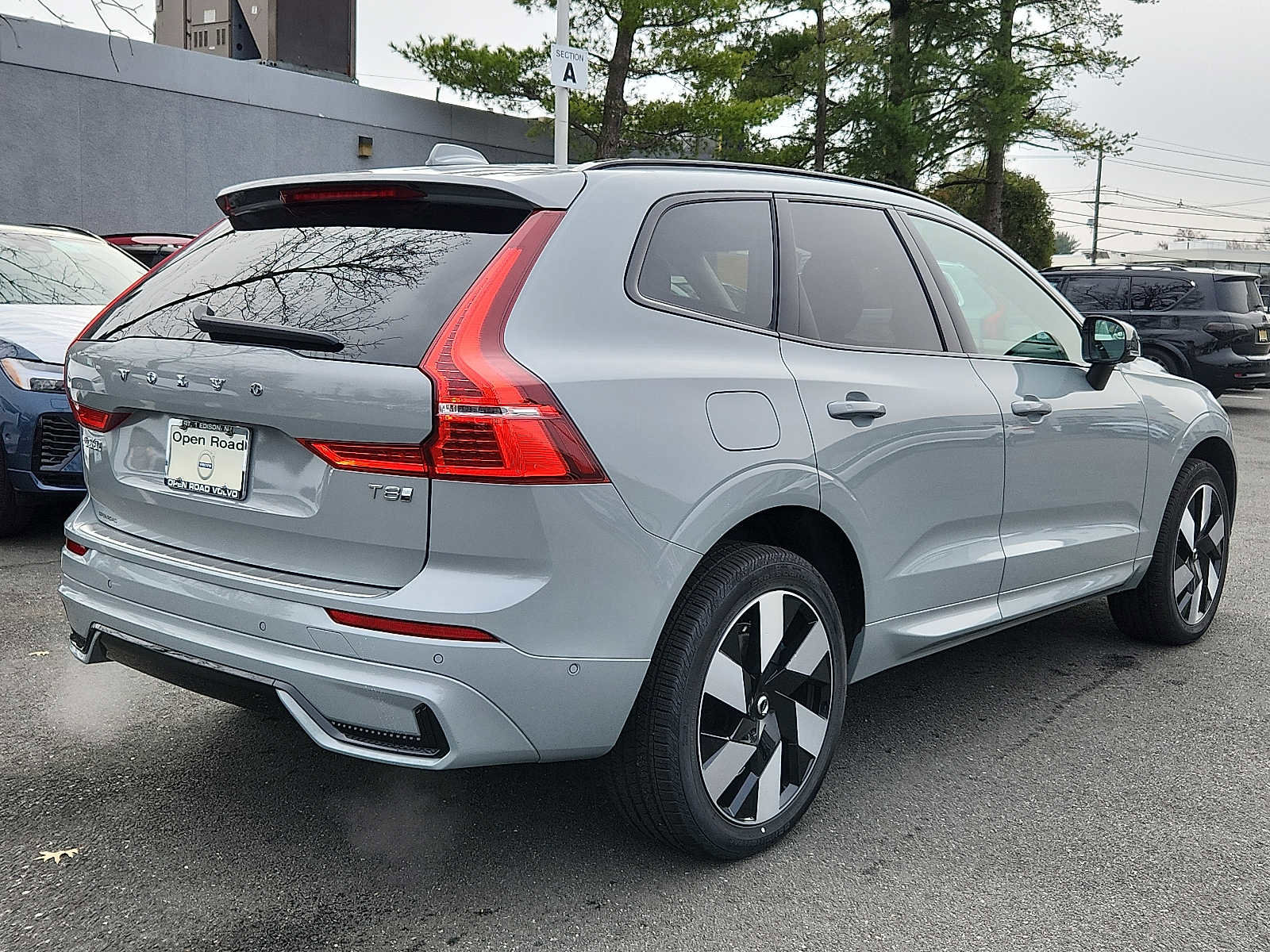 Used 2025 Volvo XC60 T8 Plus w/ Protection Package Premier image 6