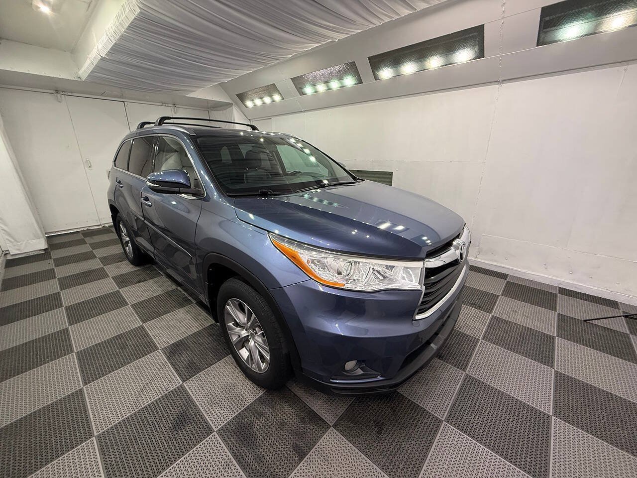 Used 2014 Toyota Highlander XLE AWD/4WD image 2