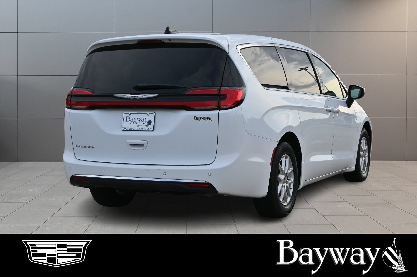 Used 2023 Chrysler Pacifica Touring-L FWD image 6