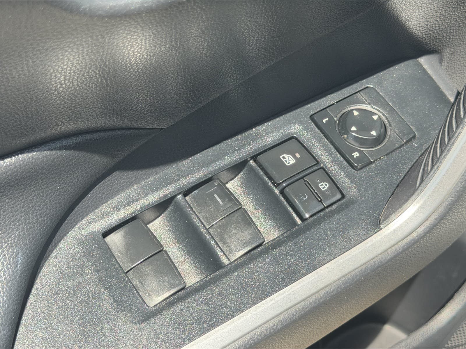 Used 2019 Toyota RAV4 LE FWD image 25